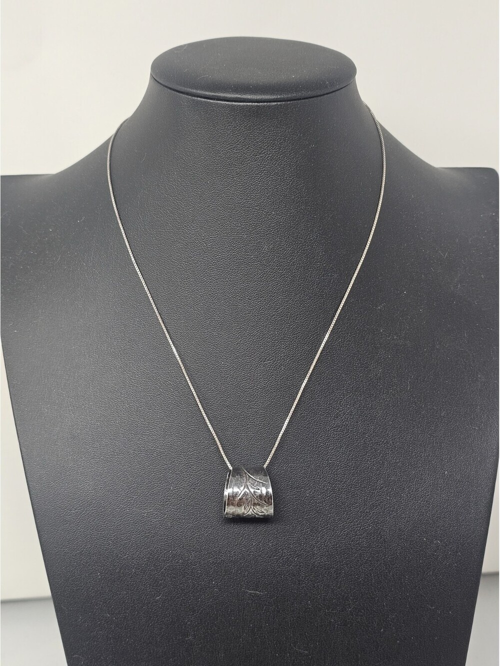 Vintage 925 Silver Wide Floral Cigar Ring Pendant 18" Chain